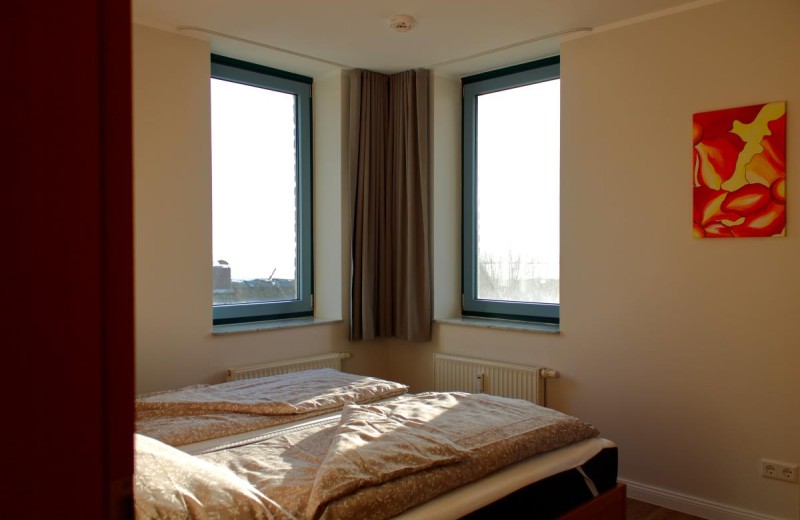 Doppelbett mit Ausblick im Schlafzimmer der Inselblume 55 auf Fehmarn