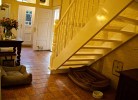 Flur, Eingang zum Wohnzimmer, Treppe ins Obergeschoss und Hundebetten in der Inselblume 84