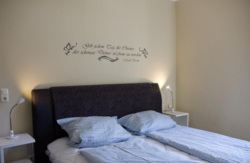 Doppelbett mit Schriftzug an der Wand der Ferienwohnung auf Fehmarn