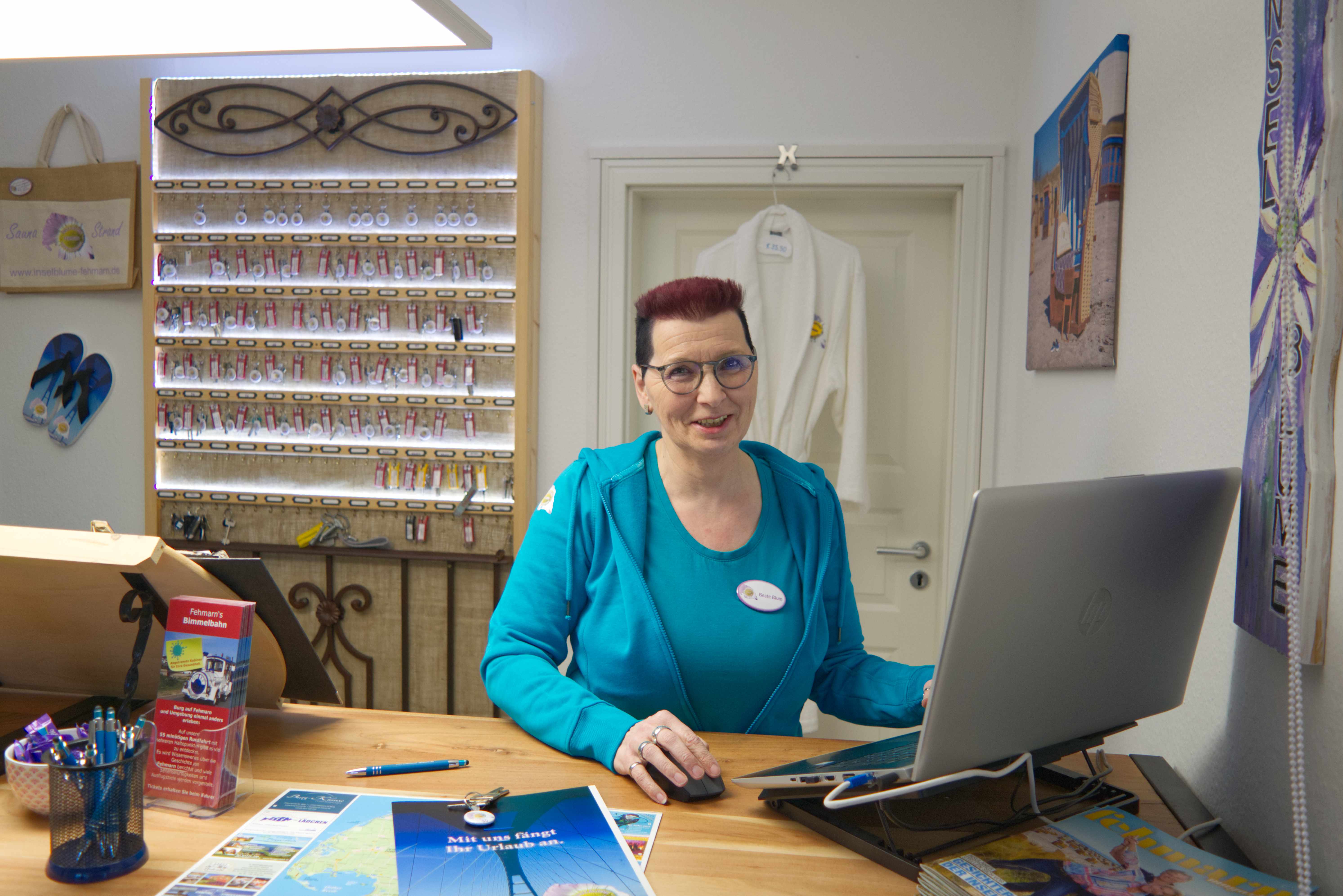 Frau Blum von der Ferienwohnungsvermittlung und Ferienhausvermittlung Inselblume Fehmarn im Büro in Burg auf Fehmarn